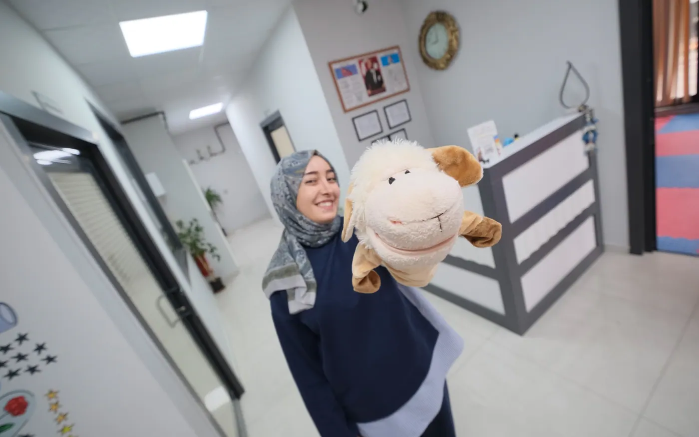 Elif Nur ÇİÇEK, çocuk terapisinde kullanılan el kuklalarıyla