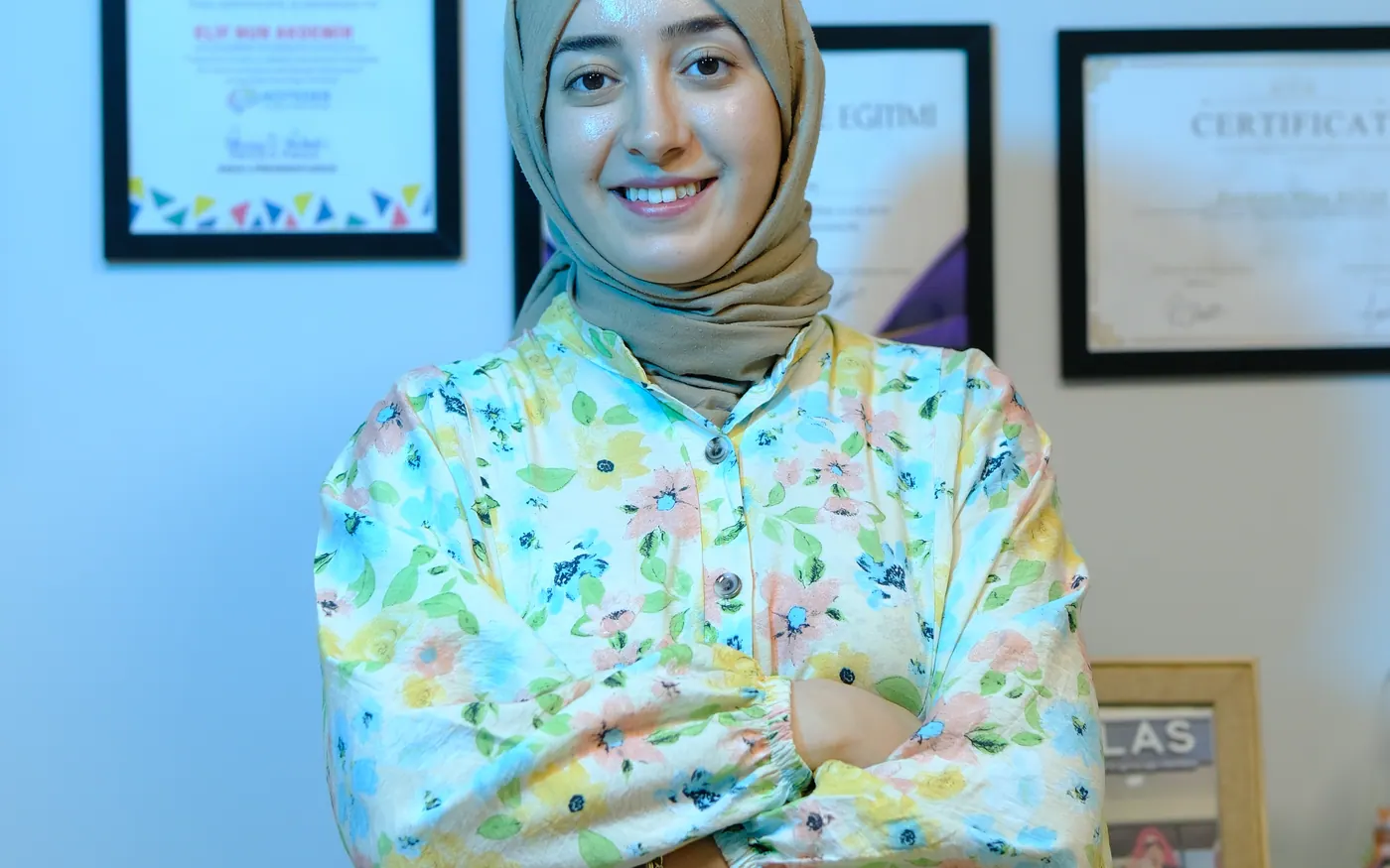 Elif Nur ÇİÇEK'in eğitim ve sertifika duvarı