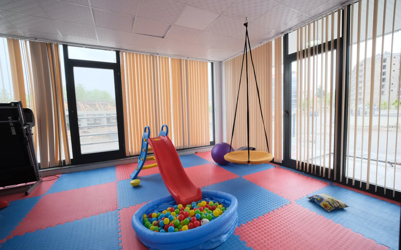 Kaydırak ve top havuzunun bulunduğu oyun odası